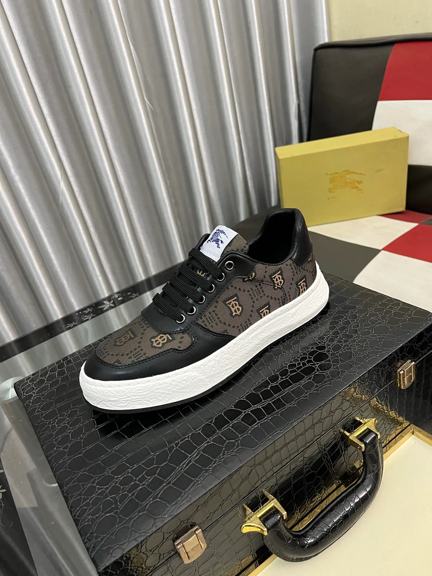 Men's Men's Shoes💰420⌚️⌚️Burberry---Size: 38-44 Burberry men's classic casual shoes! Imported silk cowhide combined with classic plaid fabric, fashionable and British style, imported calfskin lining, super soft and waxy, very comfortable on the feet! 2️⃣colors available